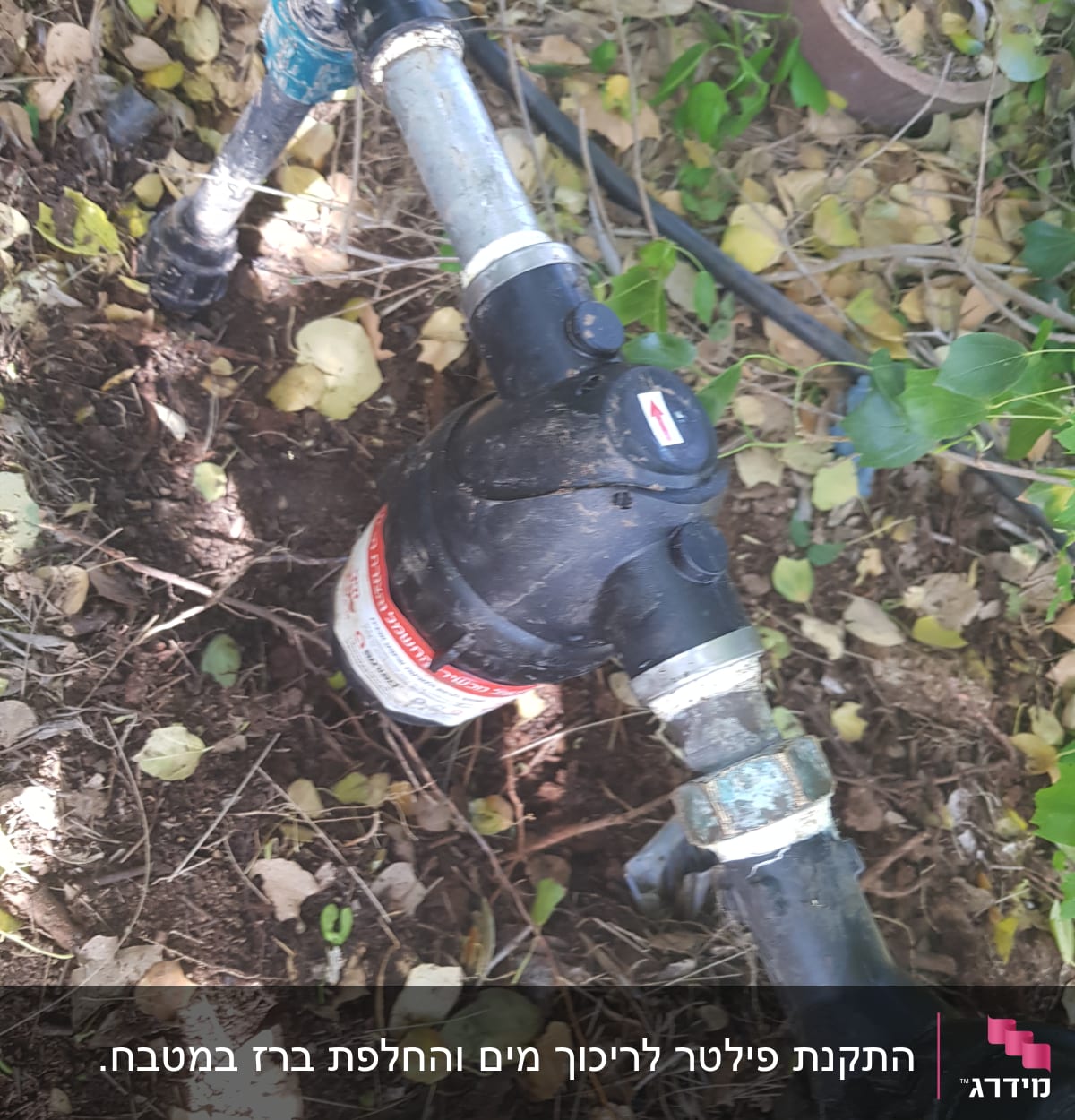 צינור מים עם מחבר וברז בגינה